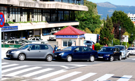 mal aparcados delante policía