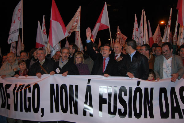 El alcalde encabezando la manifestación antifusión el passado 9 de febrero