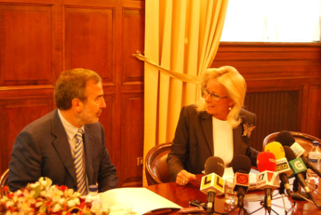 El rector, Alberto Gago, y la presidenta del Puerto, Corina Porro