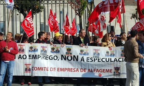 Más de un centenar de trabajadores se concentraron frente a la Xunta en Santiago.