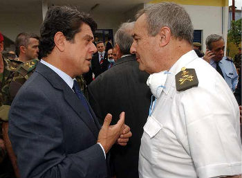 El ex ministro de Defensa, el popular Federico Trillo, y el general Navarro, en 2004