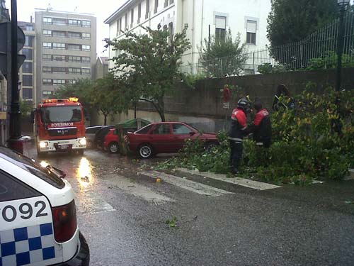 Bomberos retirando algunas de las ramas caídas frente al ambulatorio de la calle Cuba.