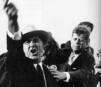 El vicepresidente Johnson responde a los insultos, en Dallas, detrás, Kennedy intenta detenerlo