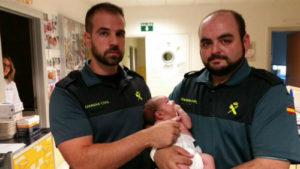 Andrés y Carlos, los dos agentes de la GUardia Civil, con el pequeño