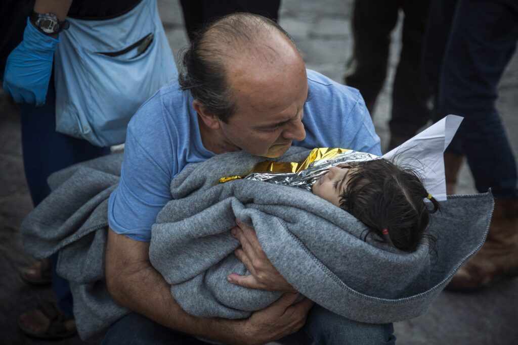 Habitantes de Lesbos ayudando a refugiados/Foto:www.japantimes.co.jp