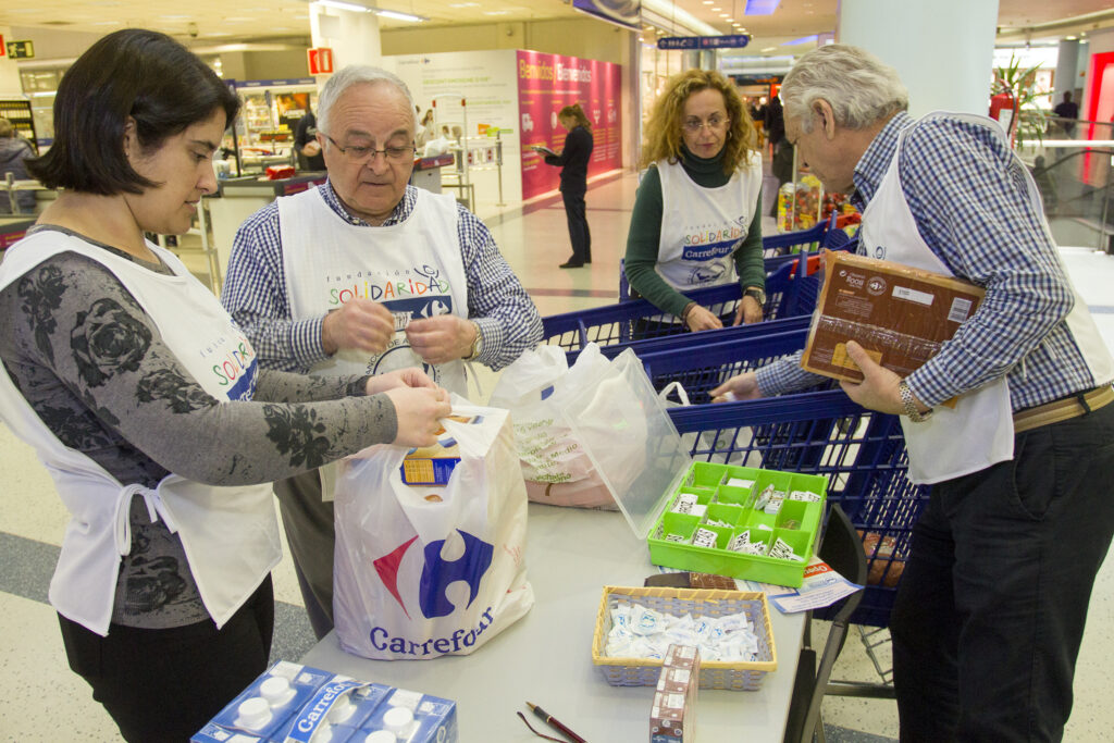 voluntarios clasificando alimentos en Carrefour