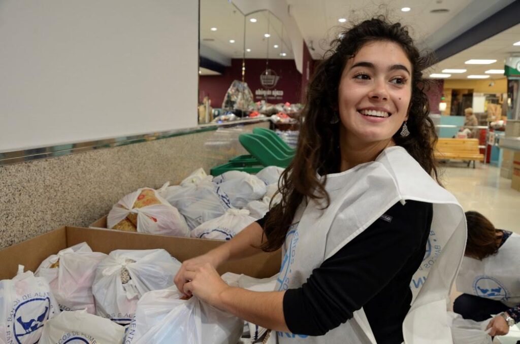 una-voluntaria-en-plena-gran-recogida-solidaria