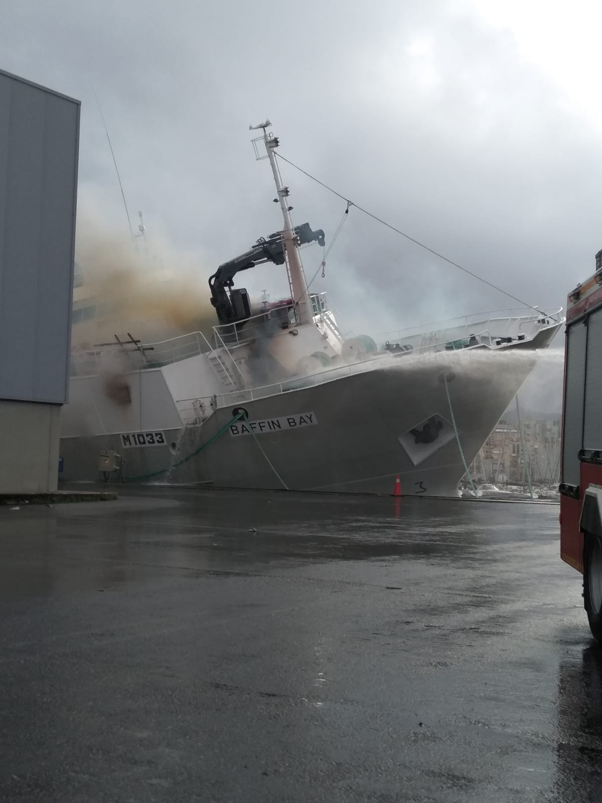 El pesquero Baffin Bay ardiendo en Vigo