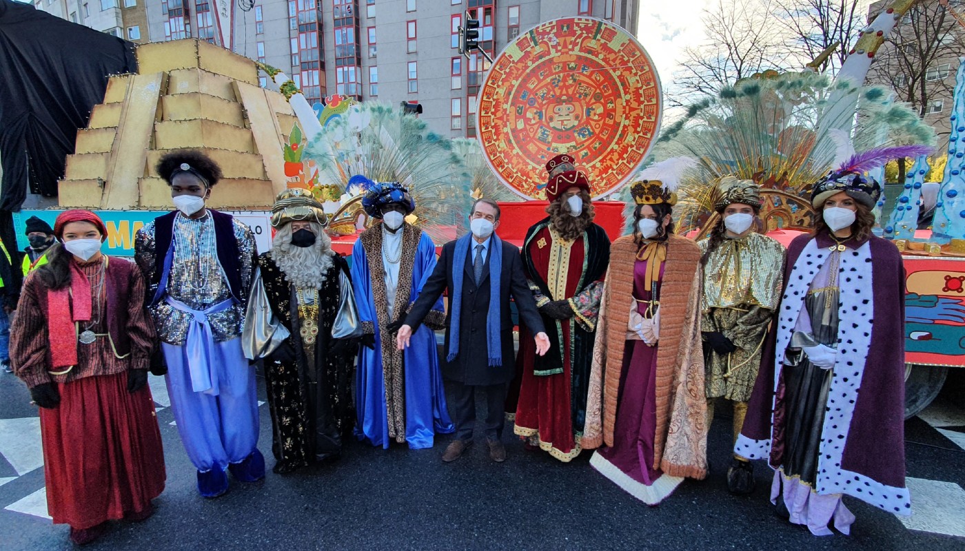 Los Reyes Magos con el alcalde y sus pajes