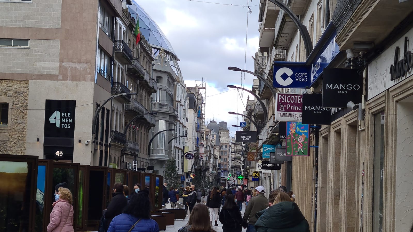 El Centro De Vigo Lleno Este Primer Sábado De Febrero Con Colas Para