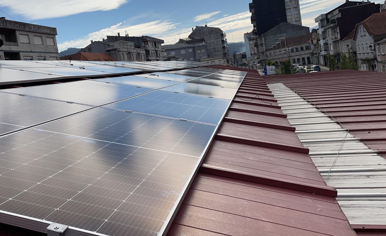 O Mercado de Ponteareas funcionará dende esta semana con enerxía solar