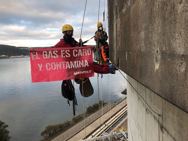 Greenpeace pendura unha pancarta en Reganosa para denunciar o impacto do gas no medioambiente