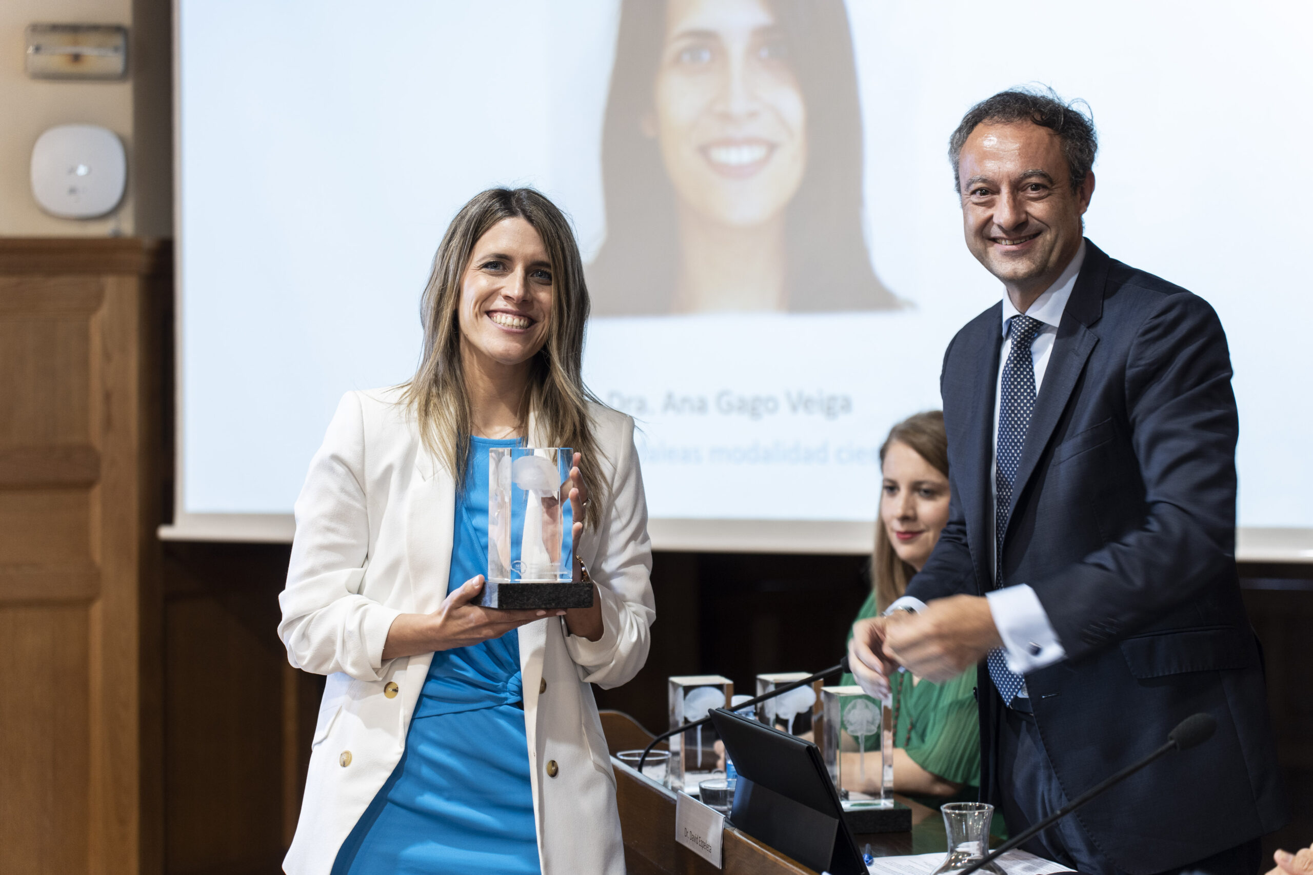 La neuróloga viguesa Ana Gago recibe el Premio SEN Cefaleas por su labor científica