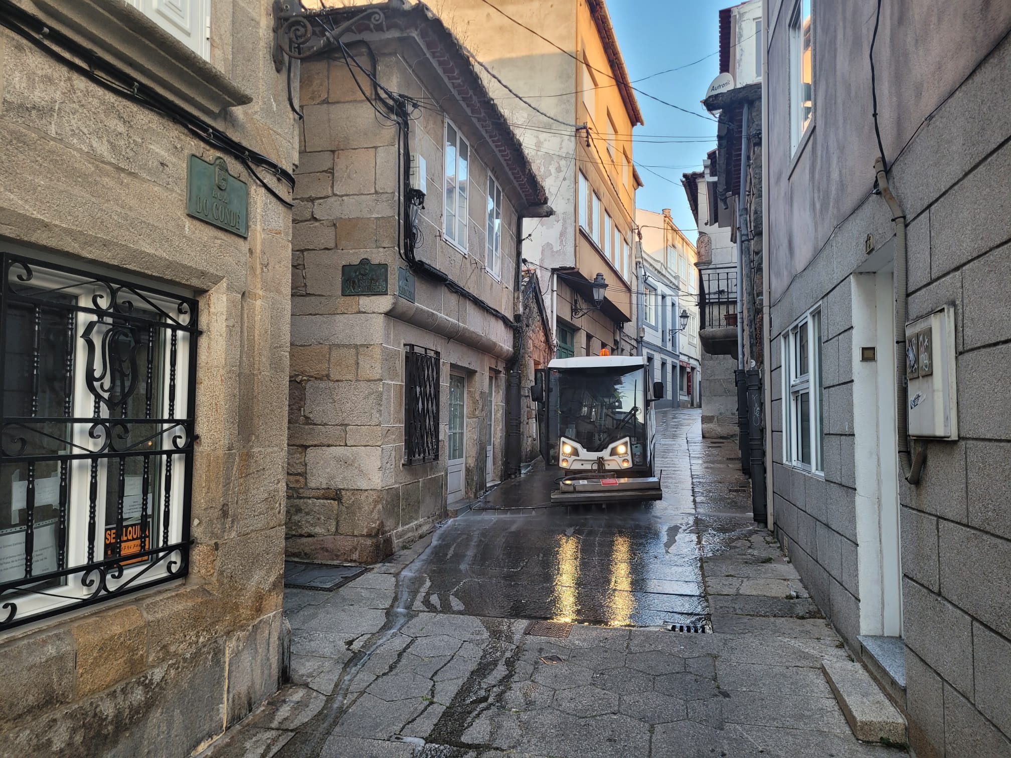 O Concello de Baiona reforza o baldeo das rúas e a limpeza