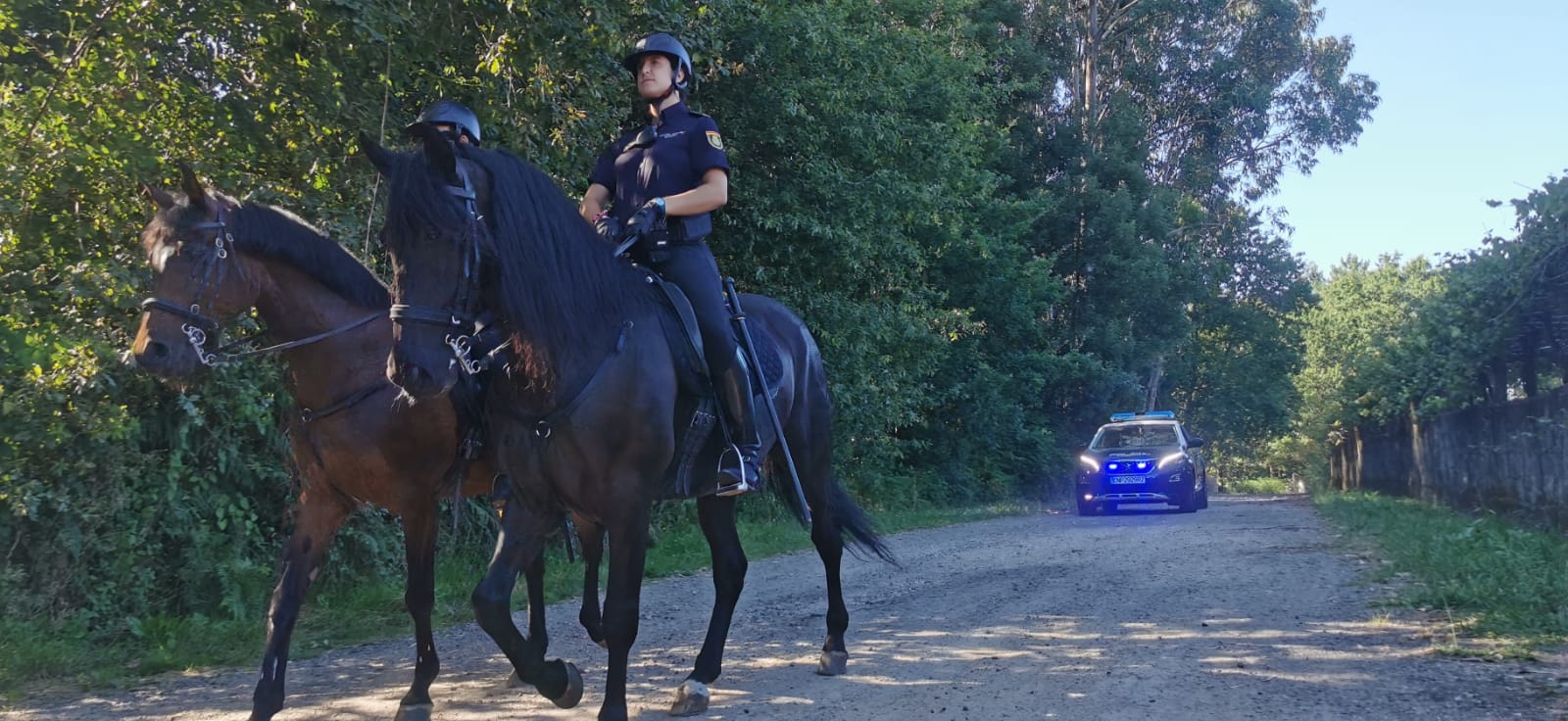 La Policía Nacional patrulla a caballo los montes de Vigo para prevenir incendios