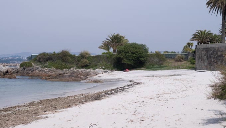 Un policía nacional salva la vida a un buzo en una playa de Vigo