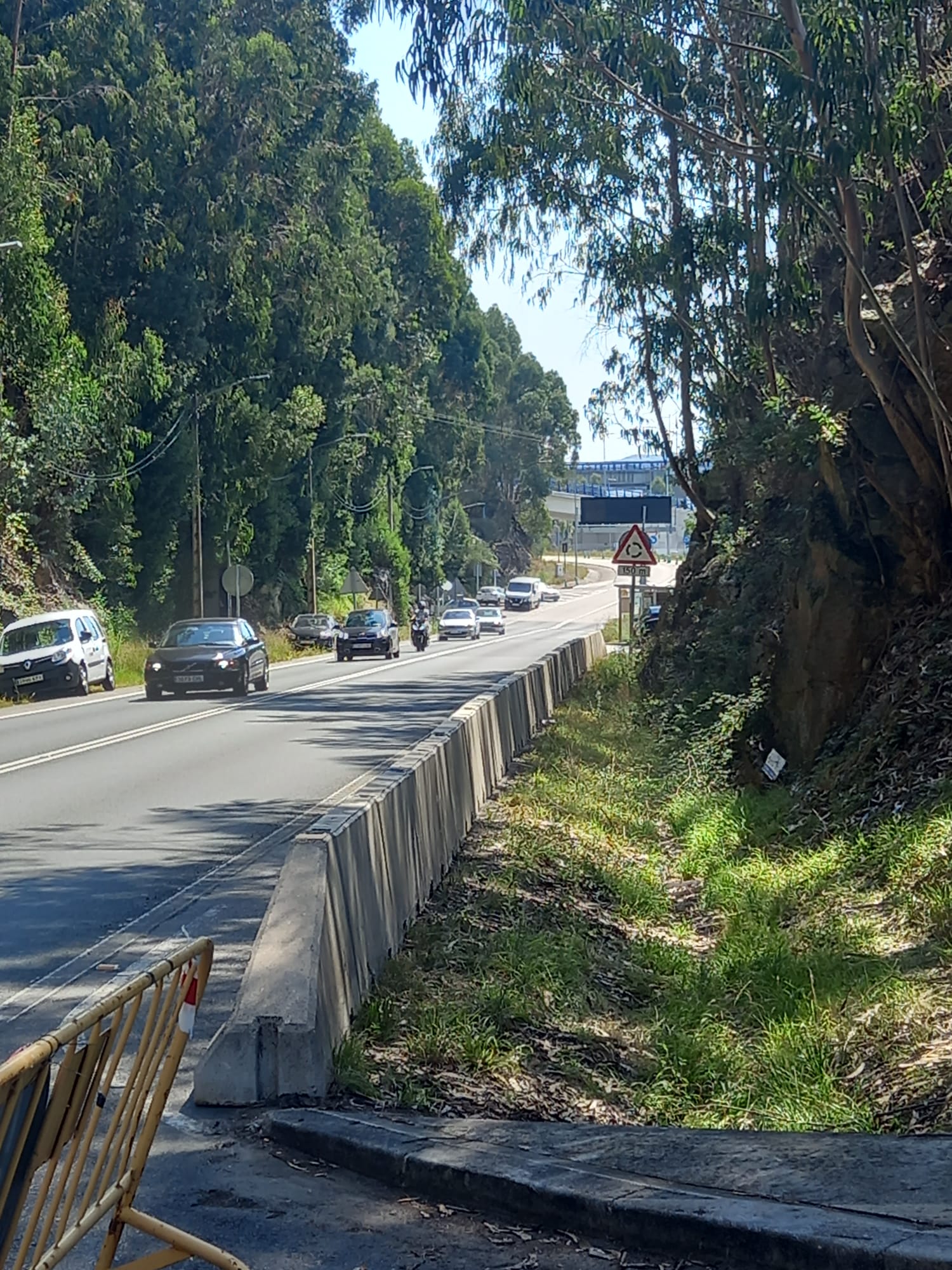 Comezan as obras do 'aparcadoiro disuasorio' na estrada PO-551, en Domaio