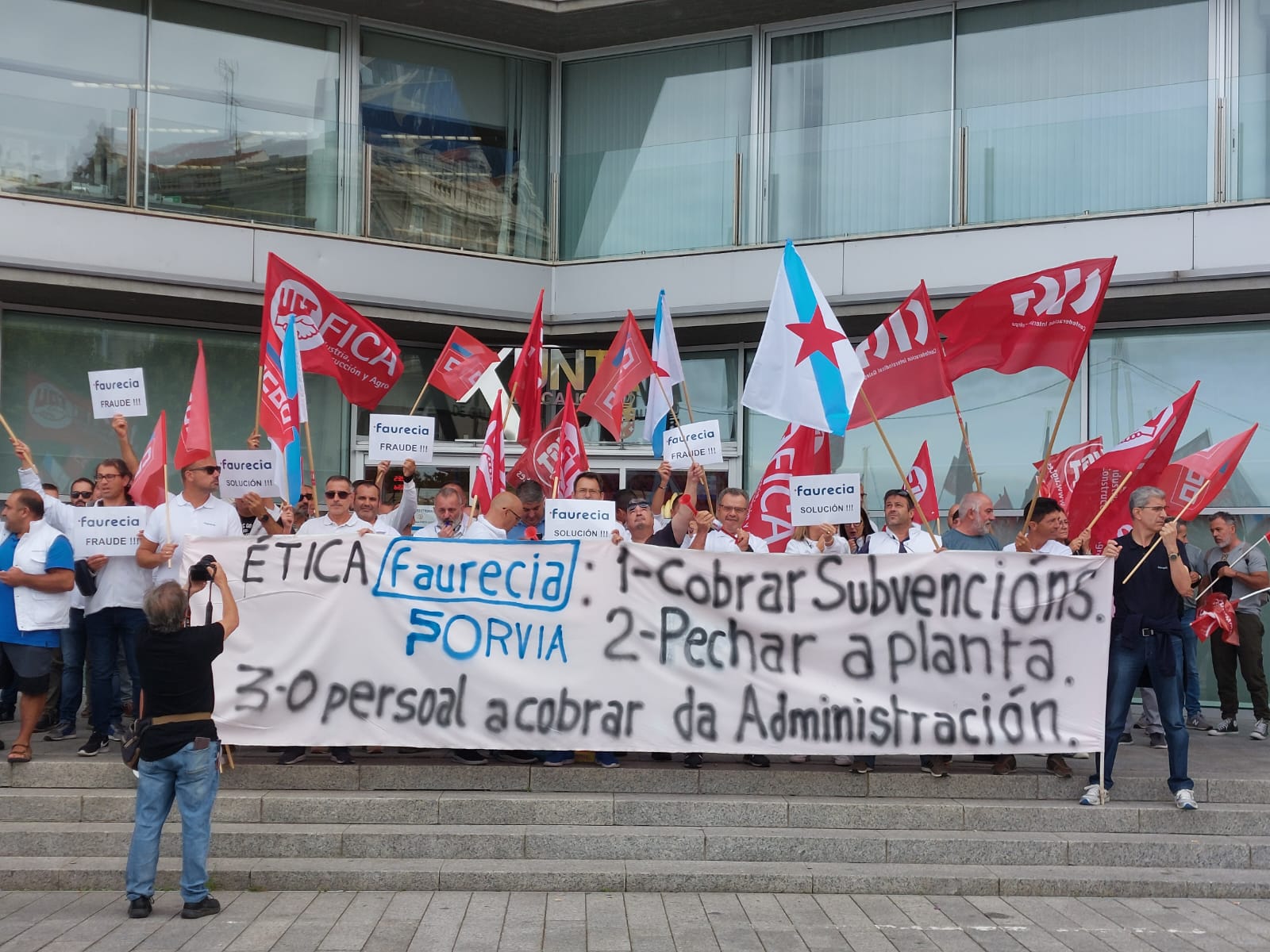 Traballadores da antigua Faurecia claman en Vigo por unha saída para non perder 103 empregos