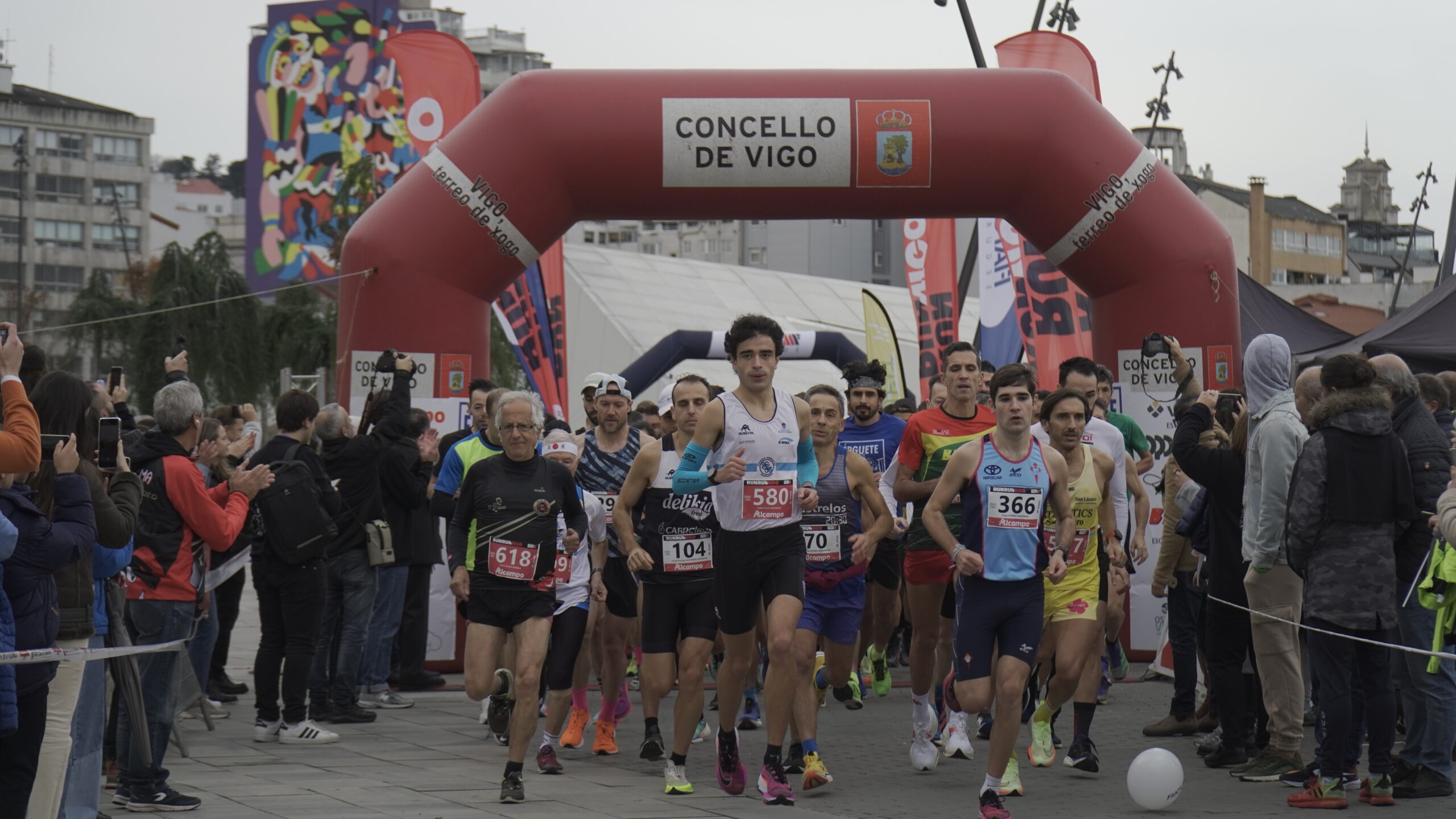 Preto de 850 deportistas toman a saída nunha 'Érguete e corre' de récord