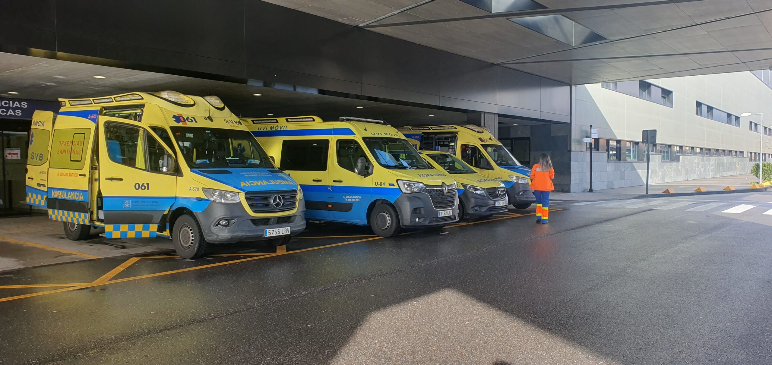 Personal de seguridad del Cunqueiro socorre a una mujer que se precipitó por un terraplén en su silla de ruedas