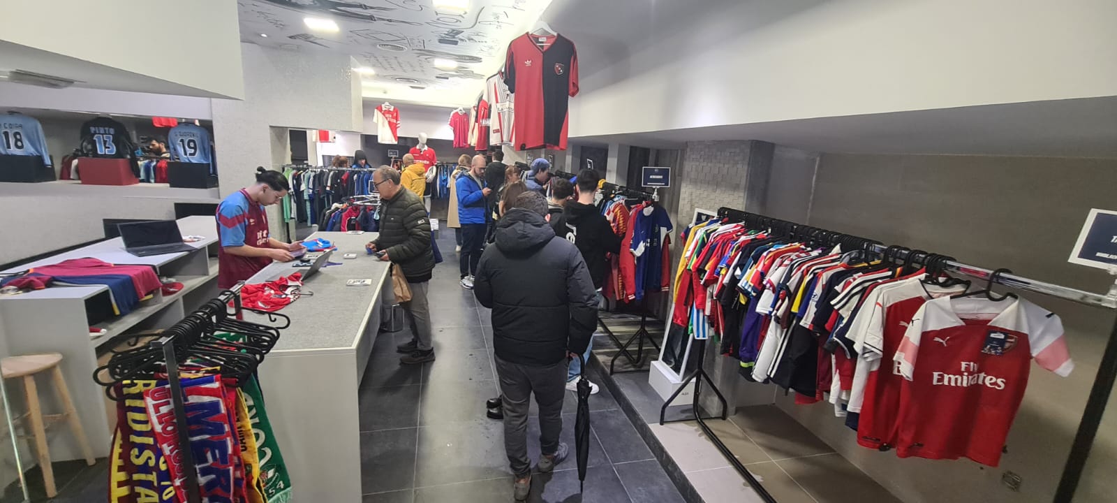 Ropafutboleros abre en Vigo el mayor evento de fútbol retro, con 2.000 camisetas históricas de equipos míticos