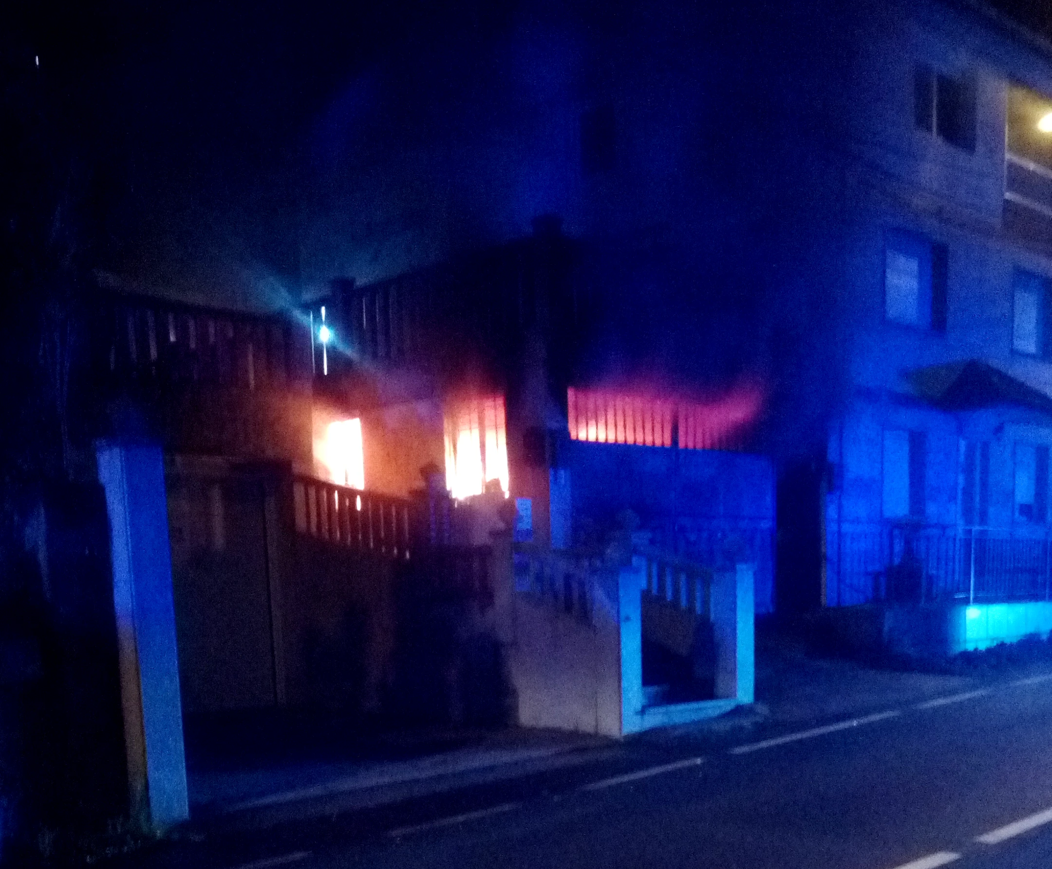 Varios vecinos de la Avenida del Tranvía tienen que salir a rastras de sus casas, al declararse un incendio en un garaje