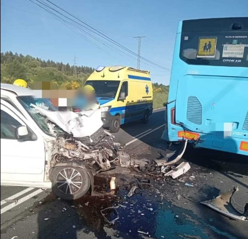 Una persona herida en un aparatoso accidente entre una furgoneta y un bus escolar