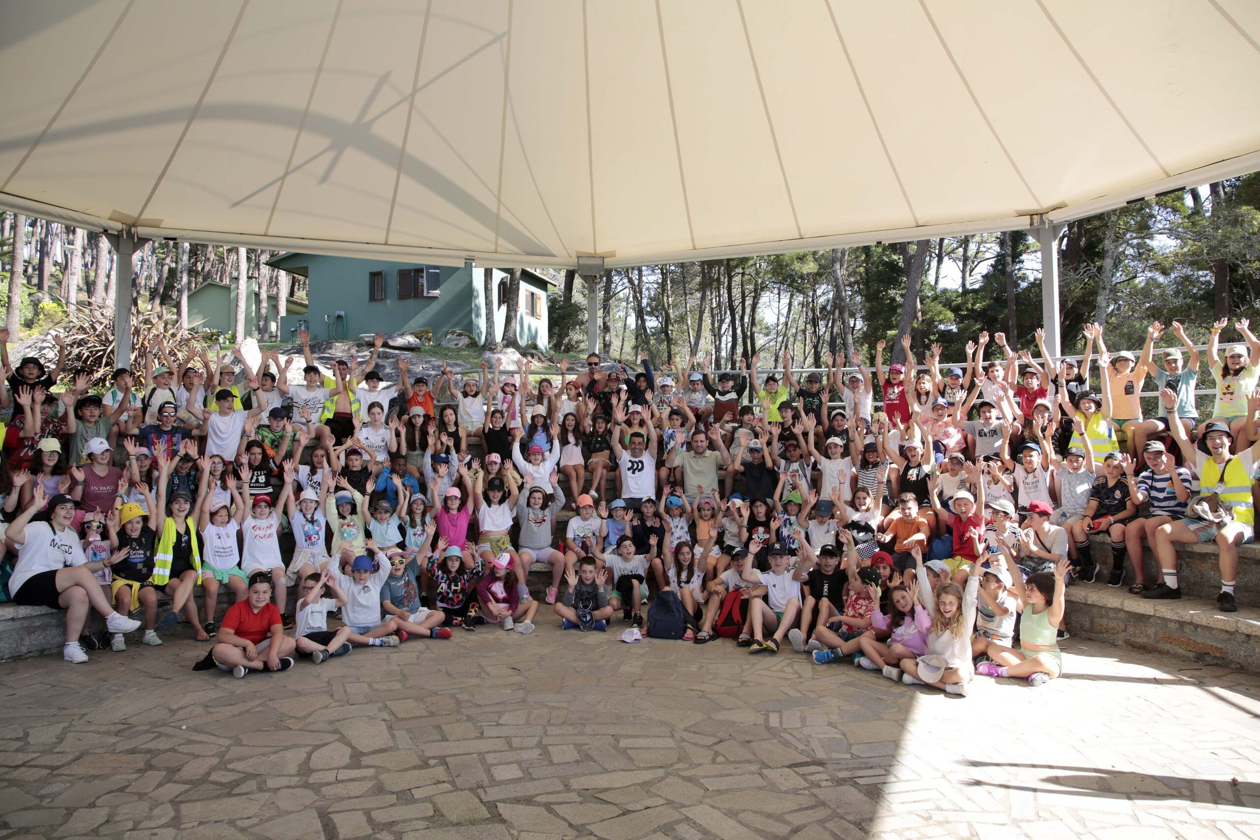140 cativos dan a benvida ao verán nos 'Campamentos A Lanzada'
