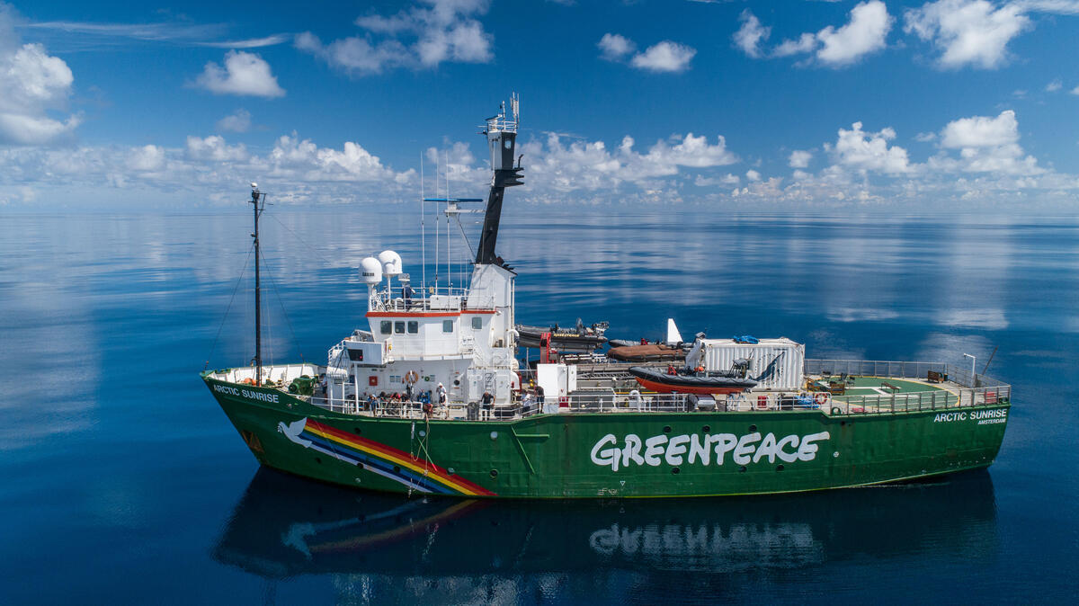 El barco de Greenpeace 'Artic Sunrise' atraca aquí tres días