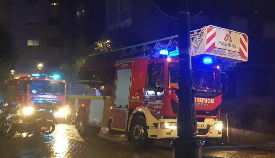 Dos personas heridas al arder el término eléctrico de la cocina de su vivienda, en Vigo