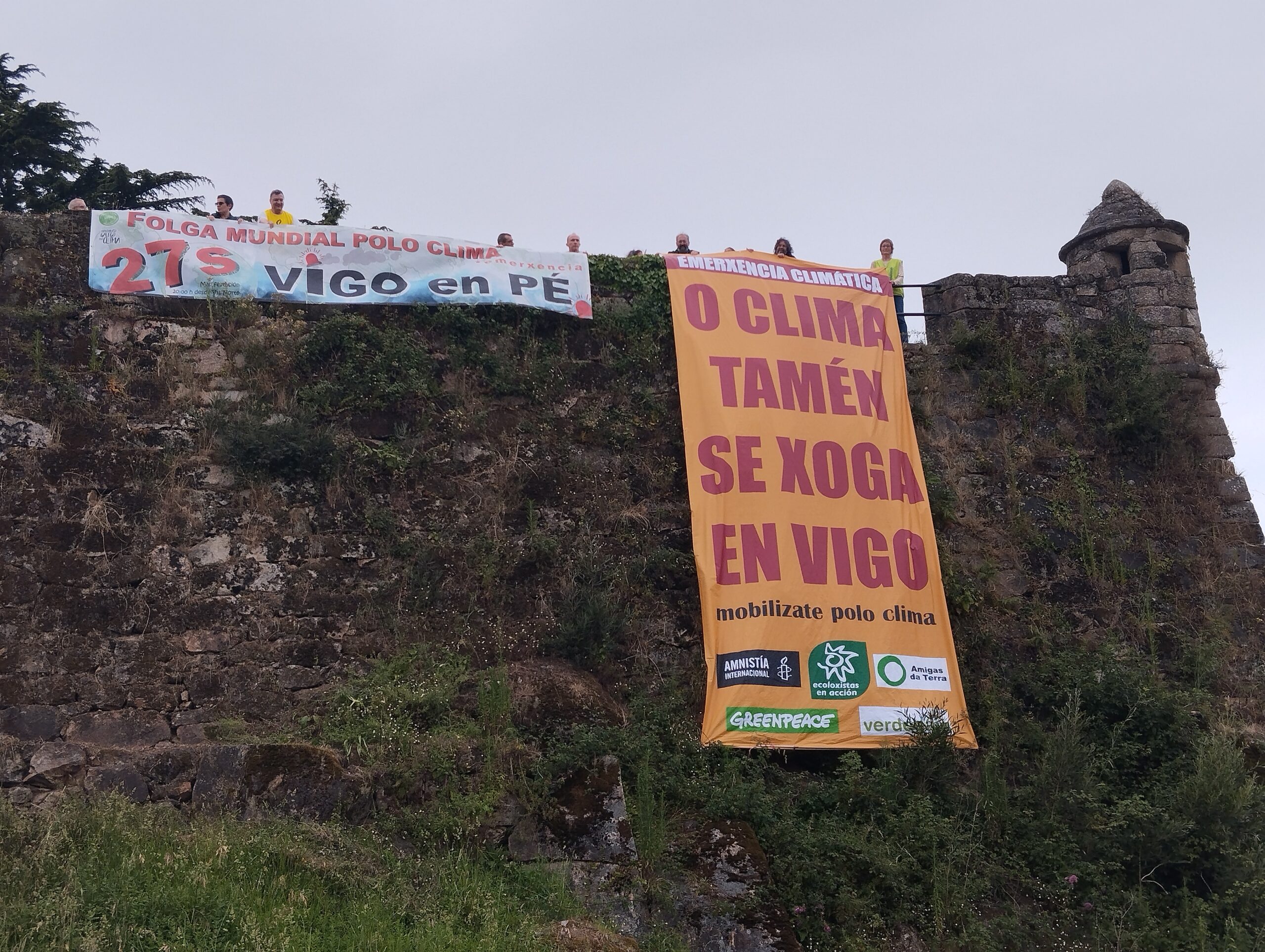 Ecoloxistas despregan pancarta xigante no Castro para reclamar un plan municipal contra o cambio climático