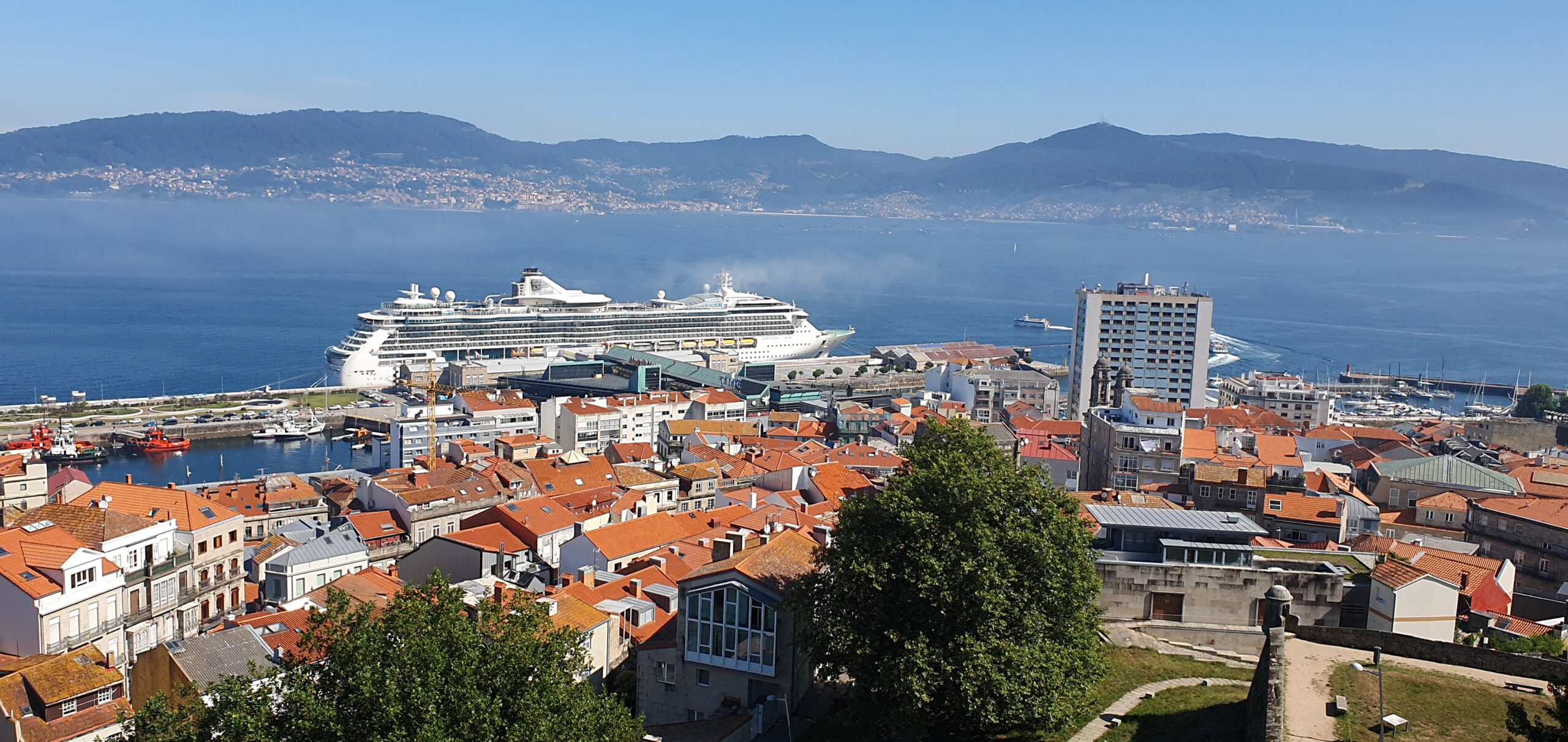 Atraca por primera vez en Vigo el 'Serenade of the Seas', con más de 3.000 pasajeros