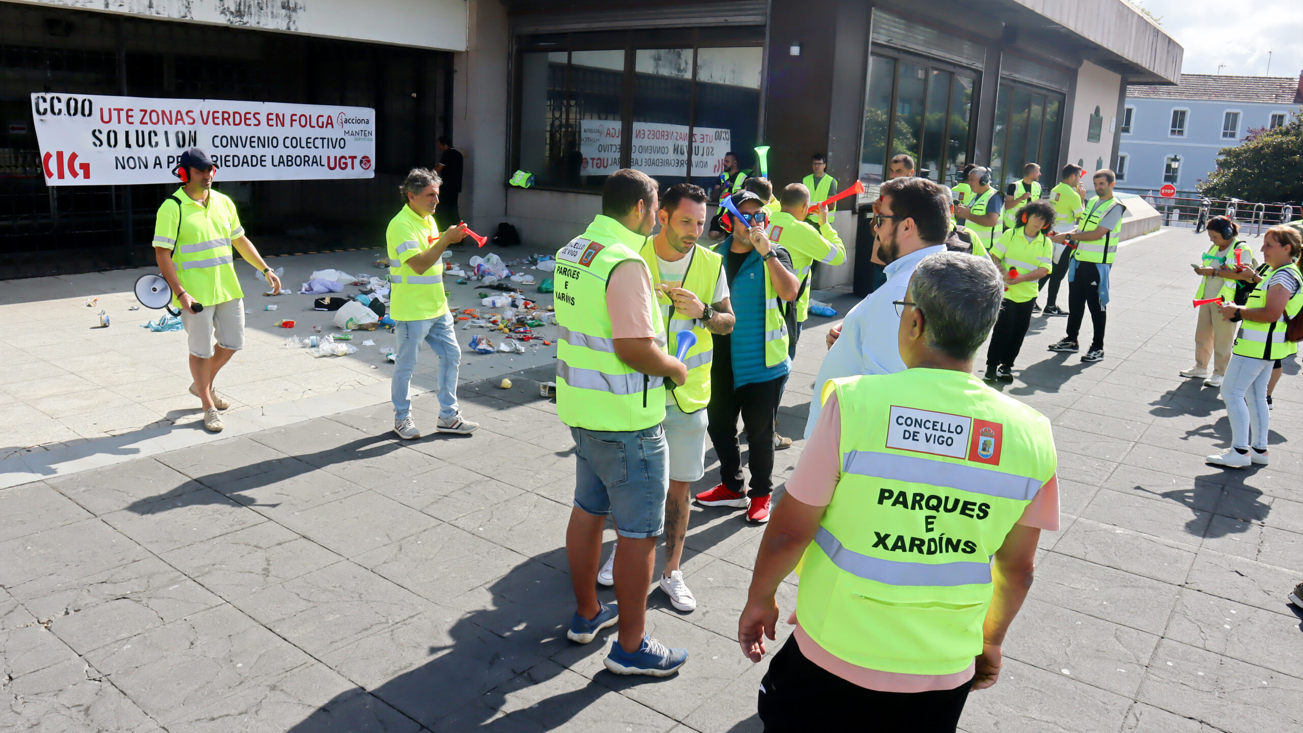 Esixen a intervención do Goberno local na folga do servizo de mantemento de zonas verdes de Vigo