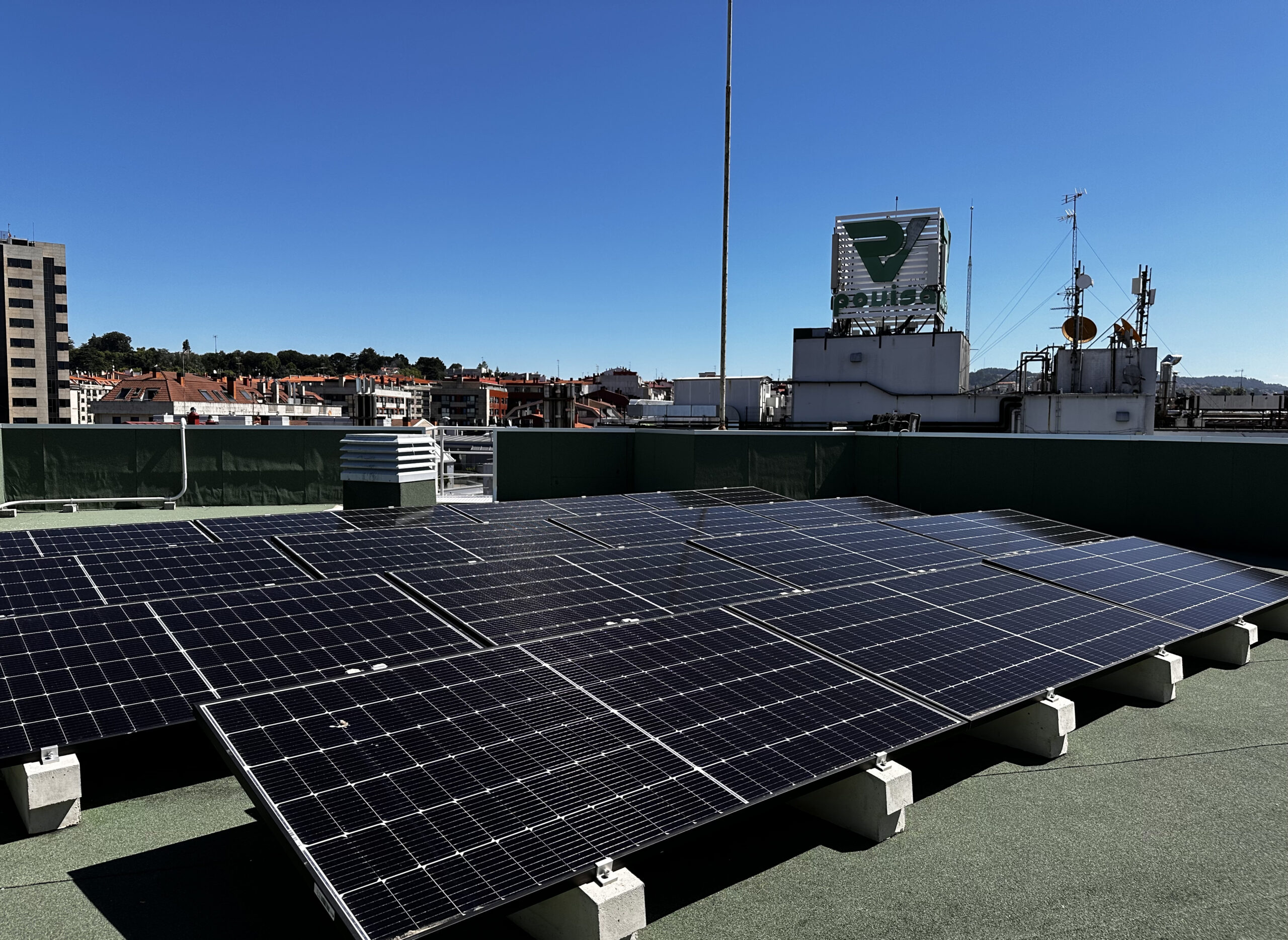 Povisa instala 225 paneles solares en la cubierta del hospital