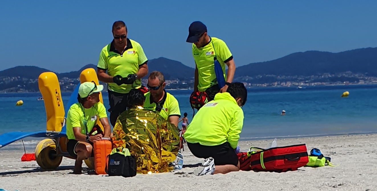 Los 'vigilantes de la playa' de Vigo asistieron a 1.495 personas en un mes