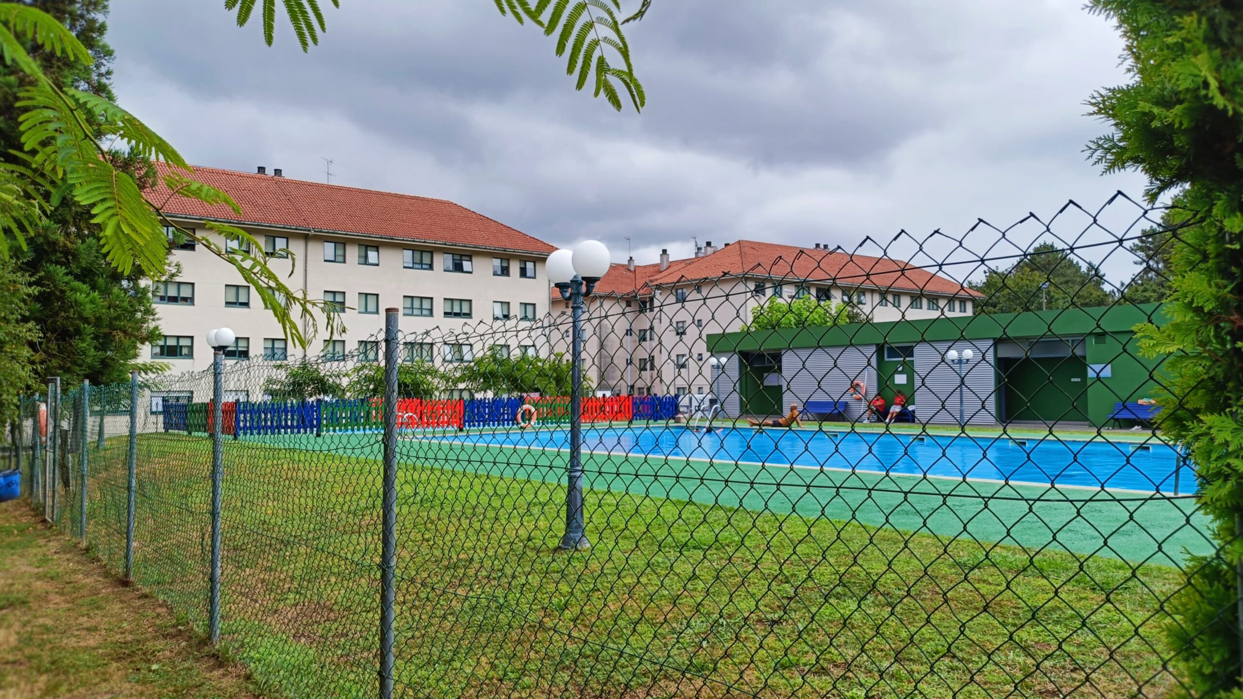 Piden solucións ante os problemas de convivencia na piscina de San Eleuterio, en Mos