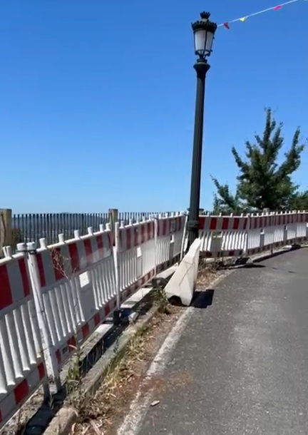 El paseo de la Capilla de A Guía cumple 2 años cerrado