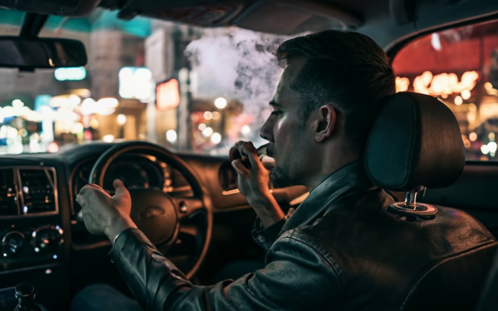 El Consejo de Enfermería pide que la Ley del Tabaco prohíba fumar en los coches