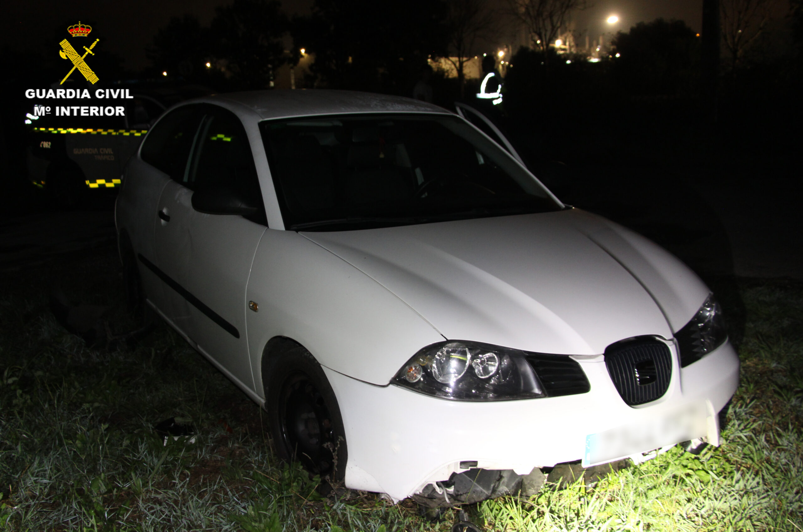 Interceptan a un menor al volante de un coche, tras una persecución en la que chocó contra un vehículo de la Guardia Civil