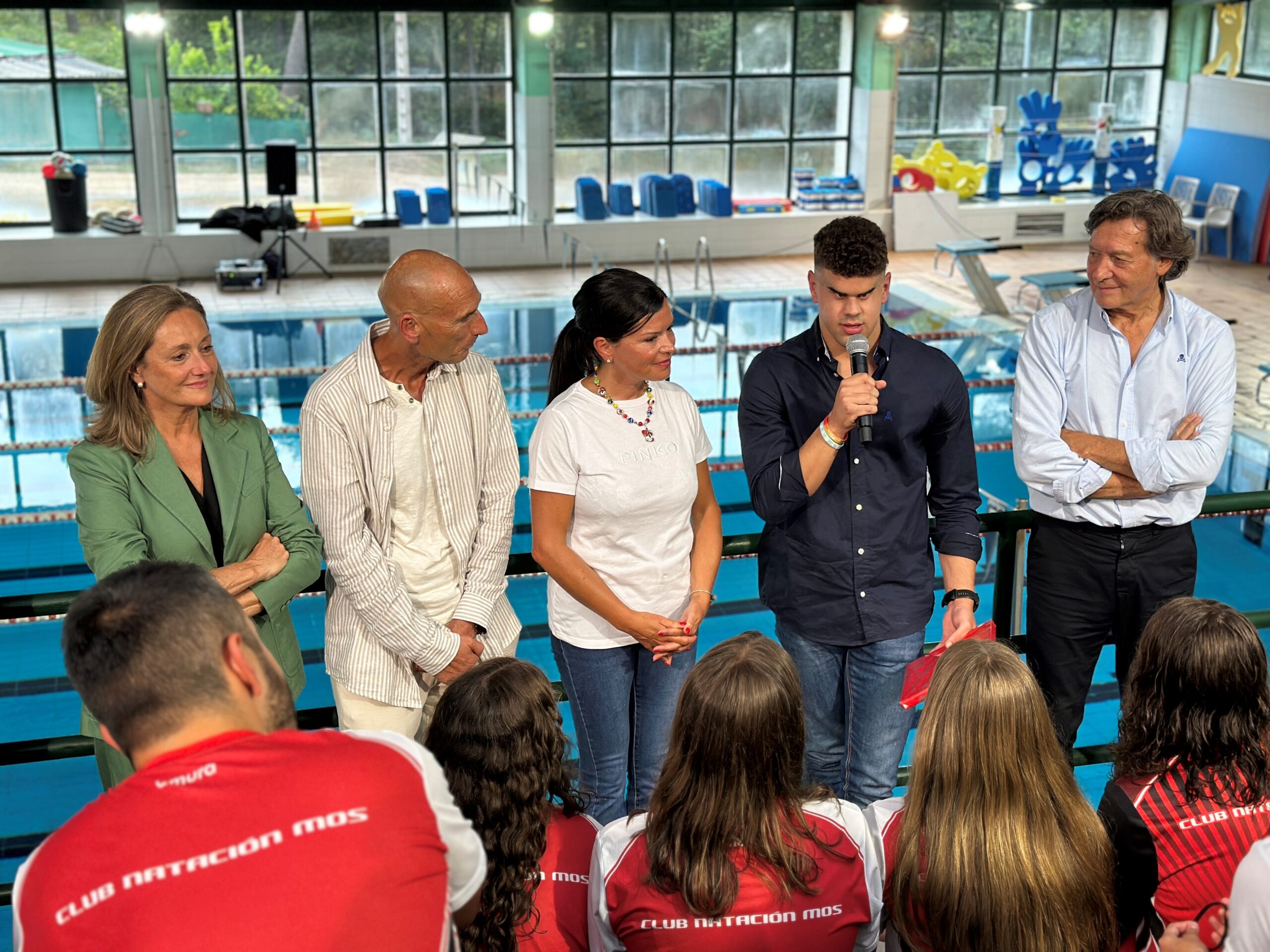 O nadador Juan Ferrón recibido en Mos logo de acadar o diploma olímpico en París