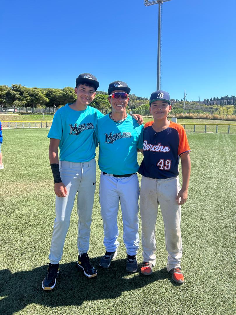 Dos integrantes del equipo vigués de béisbol Trasnos, campeones de España