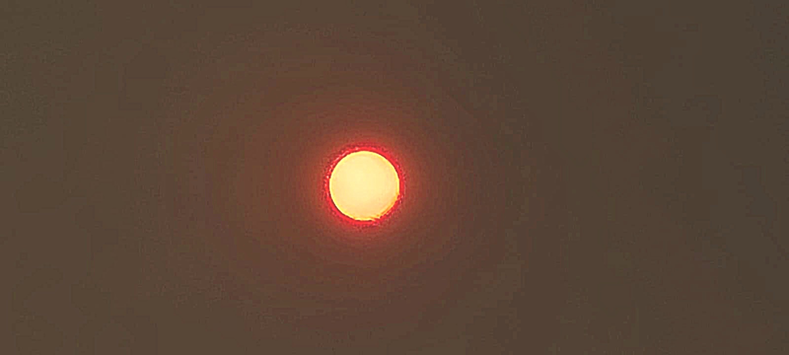 Los incendios de Portugal nos dejan este sol rojo