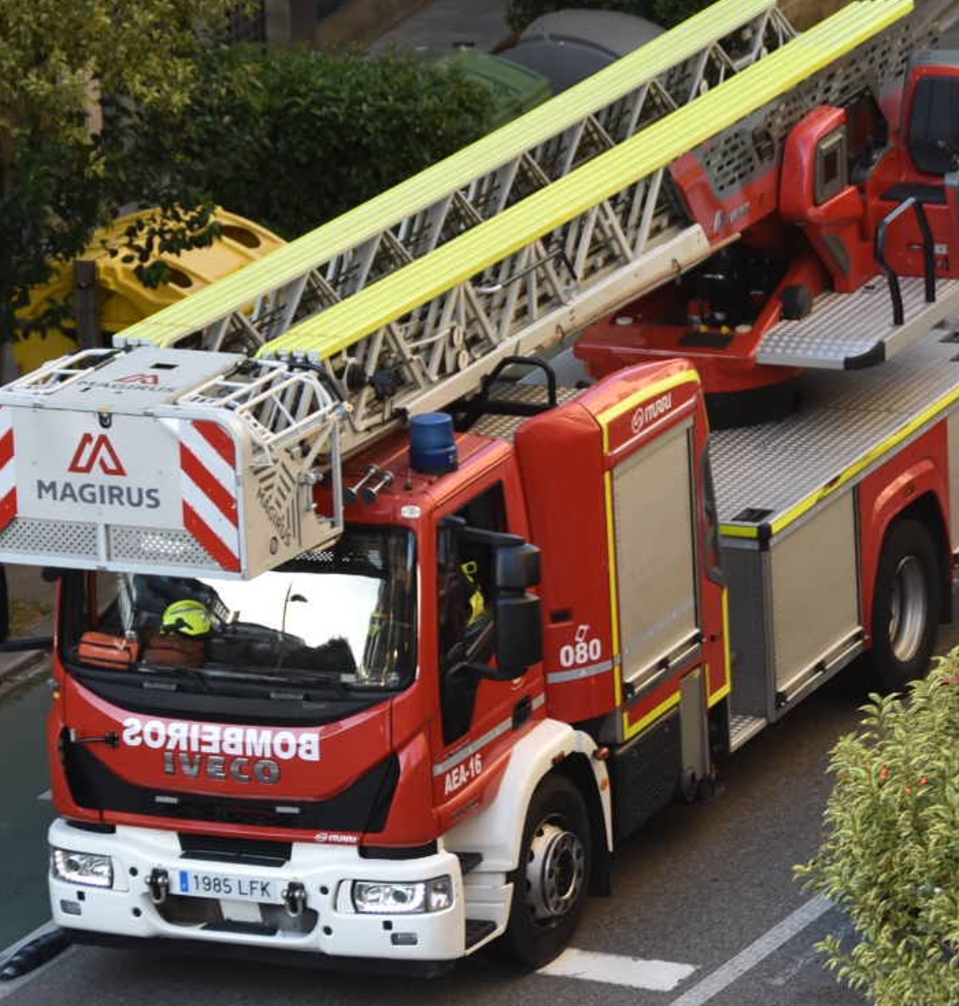 Nuevo incendio en la nave abandonada de Pescanova en Beiramar