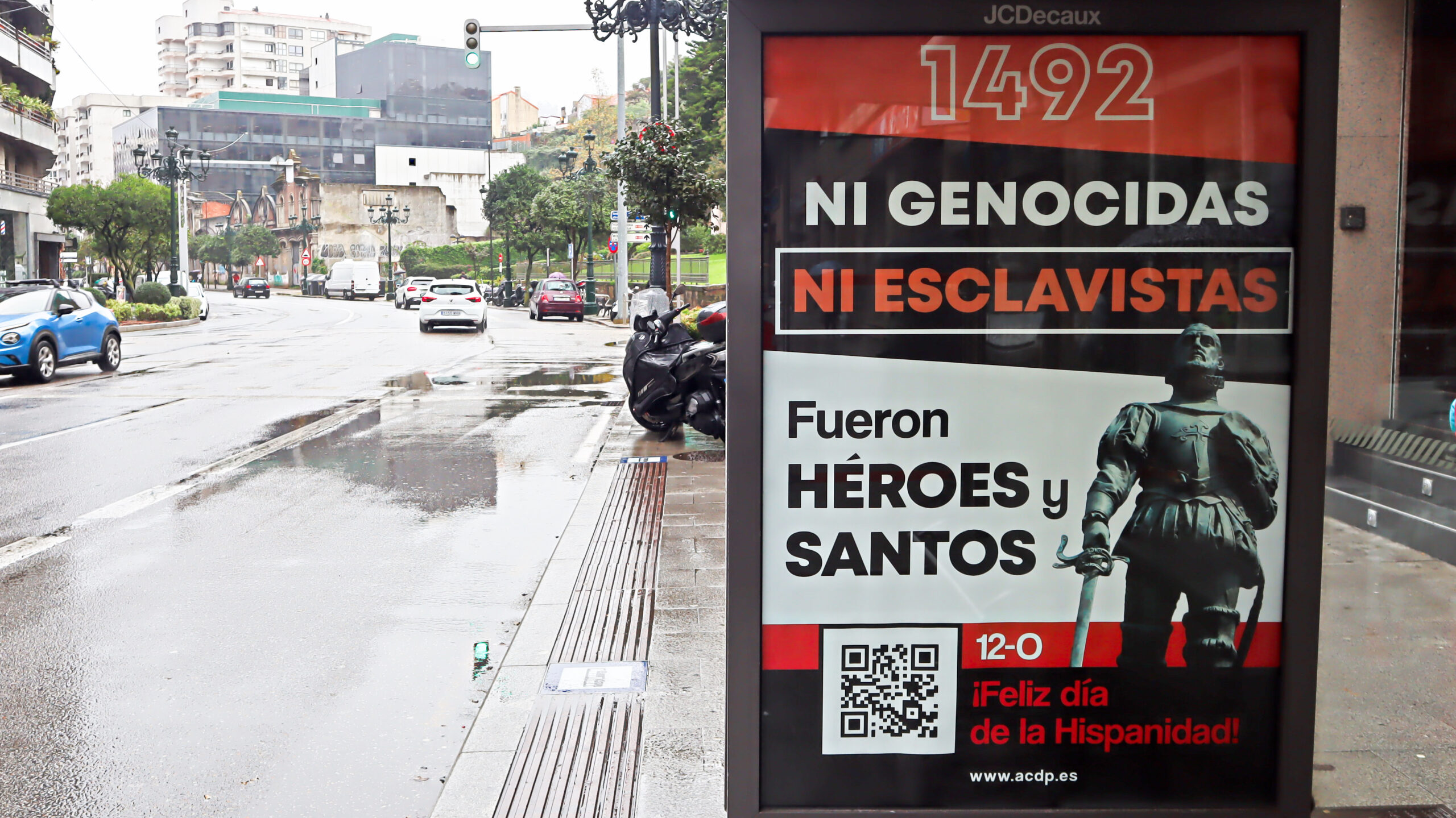 Esixen a retirada nos soportes publicitarios da cidade dunha "campaña ultraespañolista" que fai "apoloxía do xenocidio"