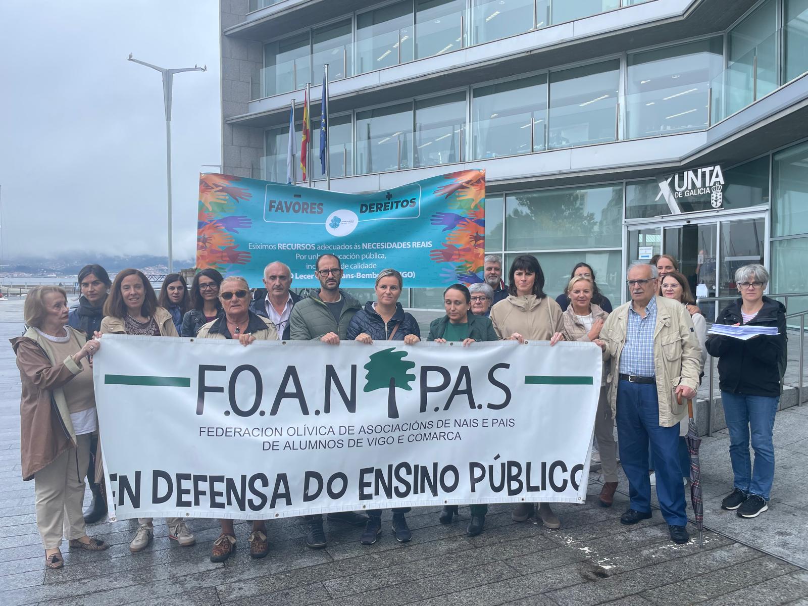 Protesta en el colexio Chans-Bembrive para exigir profesorado y personal de apoyo