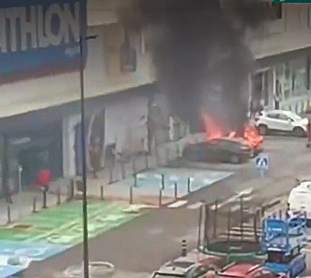 Arden dos coches en un centro comercial de Nigrán