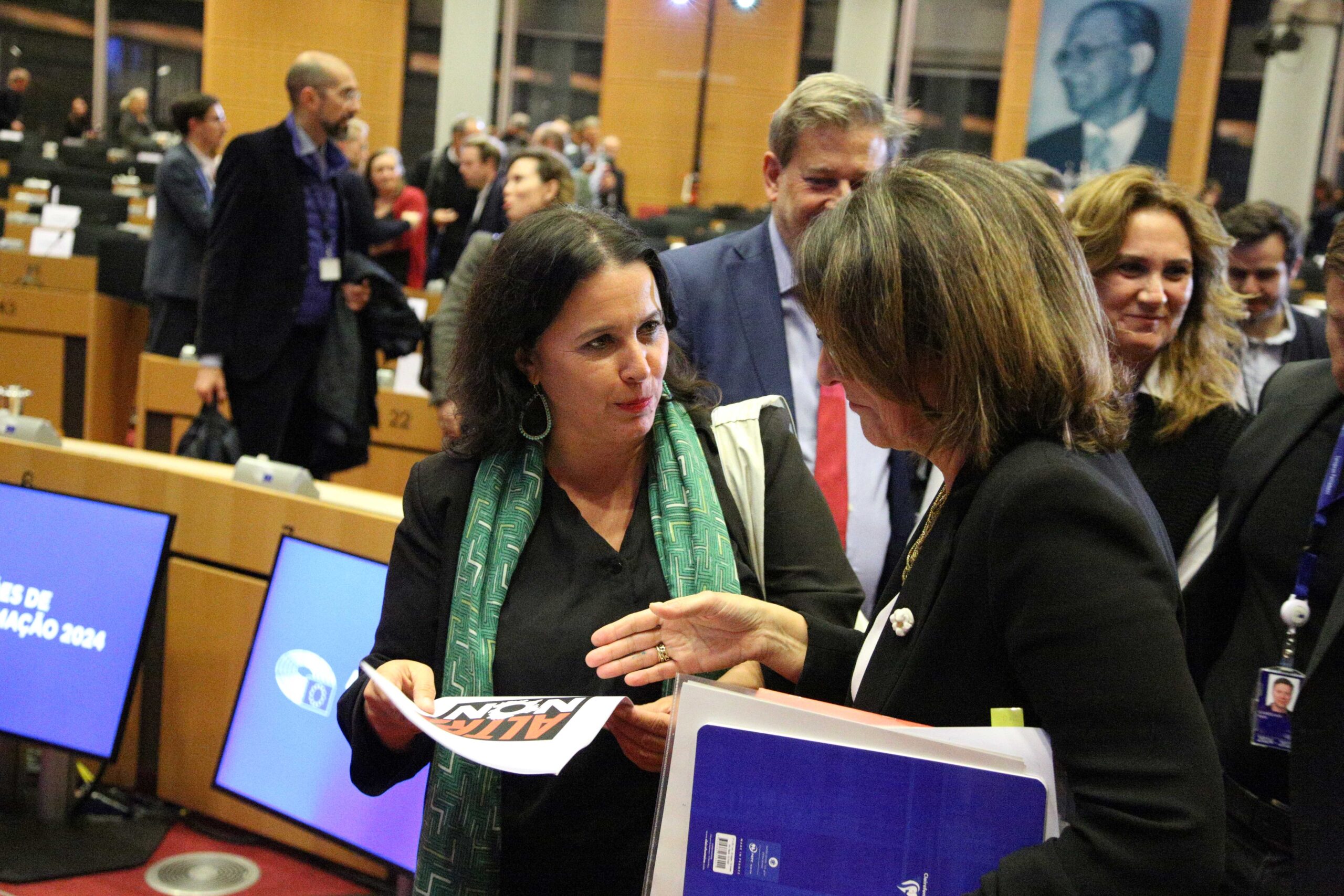 Ana Miranda entrega á futura vicepresidenta da UE, Teresa Ribera, un informe sobre Altri