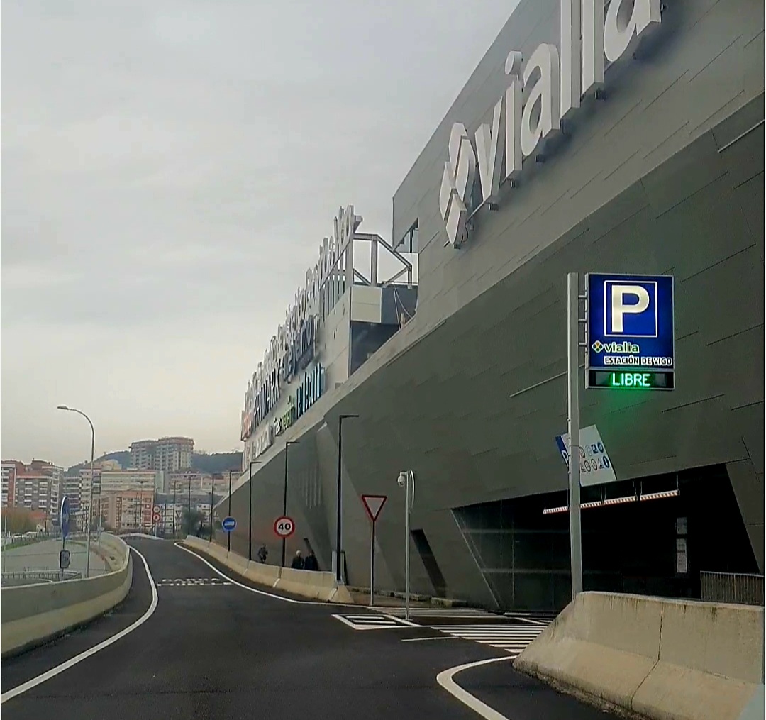 Así es el acceso desde la autopista al parking de Vialia, que ha abierto hoy al tráfico