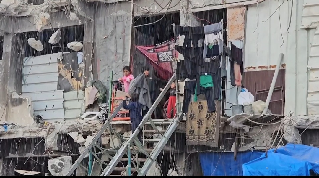 Miles de familias de Gaza en peligro por el frío helador, las lluvias y los fuertes vientos