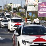 Decenas de taxistas se manifiestan en Vigo, tocando el claxon, en protesta por el precio de los seguros